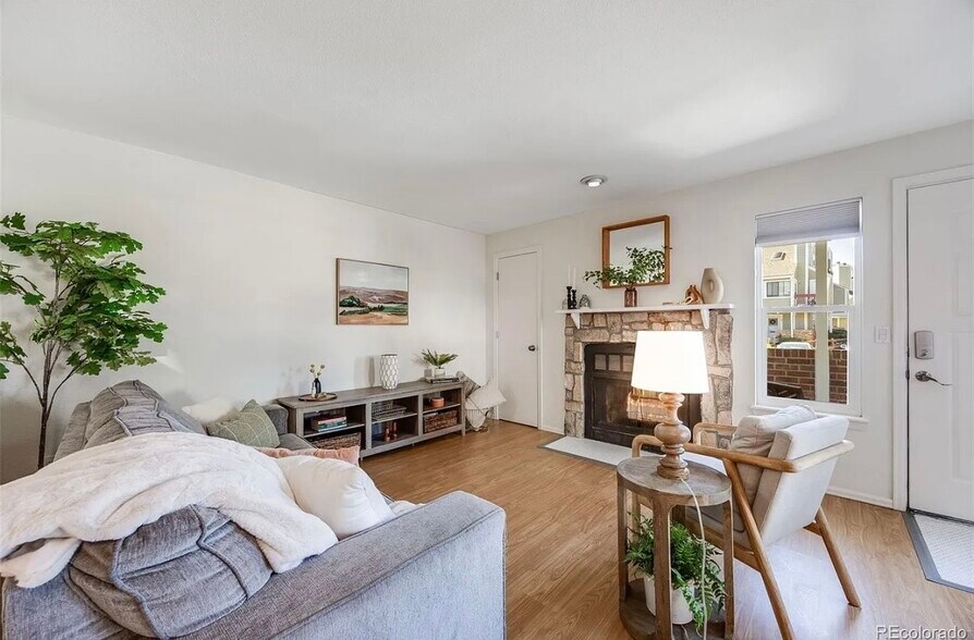 Building Photo - 942 S Dearborn Way