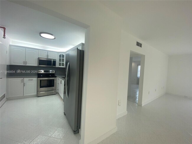 Building Photo - 400 Kings Point Dr