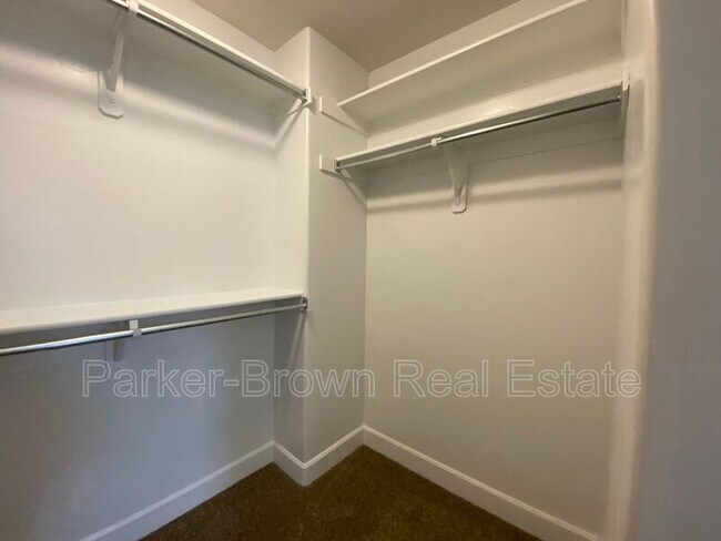 Building Photo - 5561 W Pkwy W