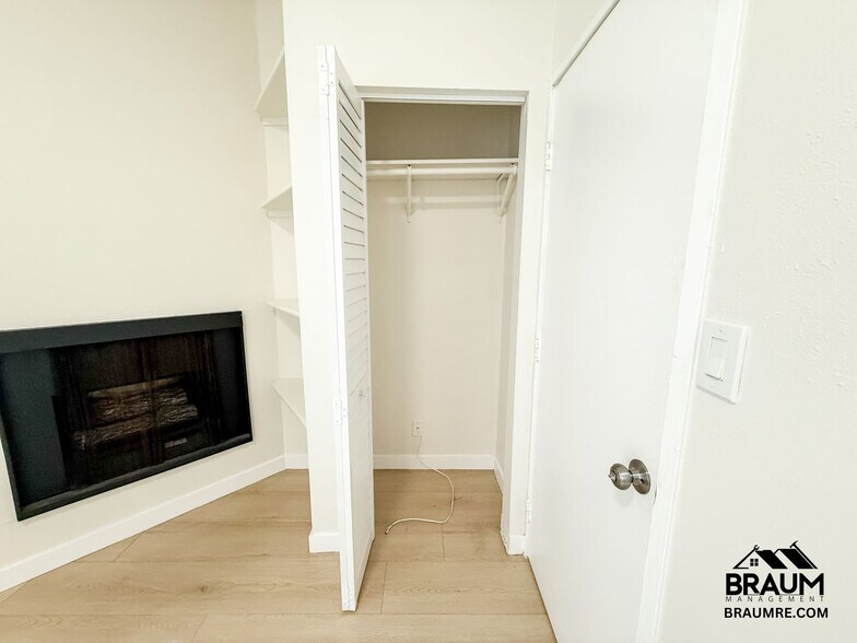 Building Photo - 11459 Collins St