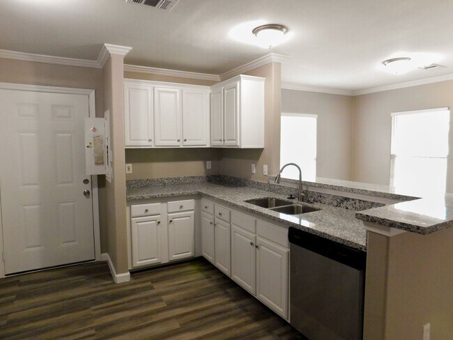 Building Photo - 155 Varsity Dr