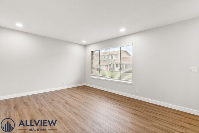 Building Photo - 1 Bed/1 Bath Available in Huntington Beach