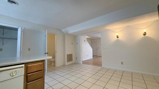 Building Photo - 23 Lexington Ct