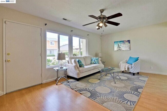 Building Photo - $2,890 / Stunning 3BR Town Home in Fremont City