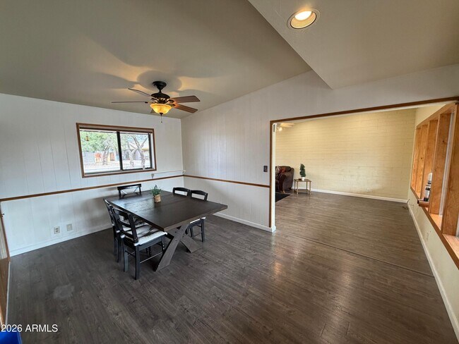 Building Photo - 717 E Granada Dr