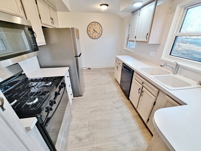 Building Photo - 3 Bed / 1-1/2 Bath Single Family Home w/ 2-Car Garage