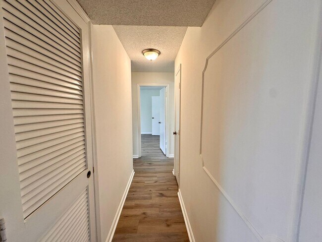 Building Photo - 9815 Pineapple Tree Dr