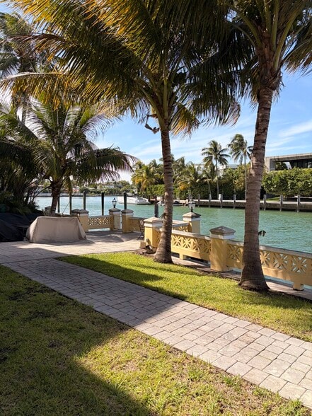 Building Photo - 4812 Pine Tree Dr