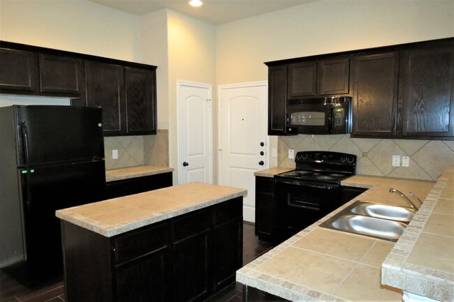 Building Photo - 3/2/2 off HWY 46 / Fridge / Interior Washe...