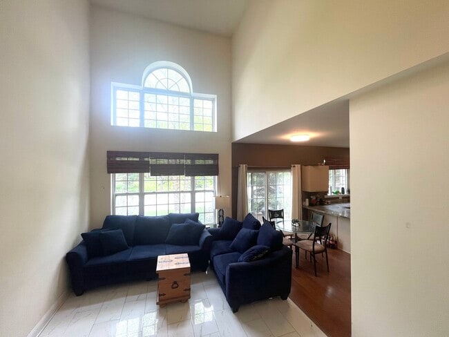 Building Photo - 333 N W Pointe Dr