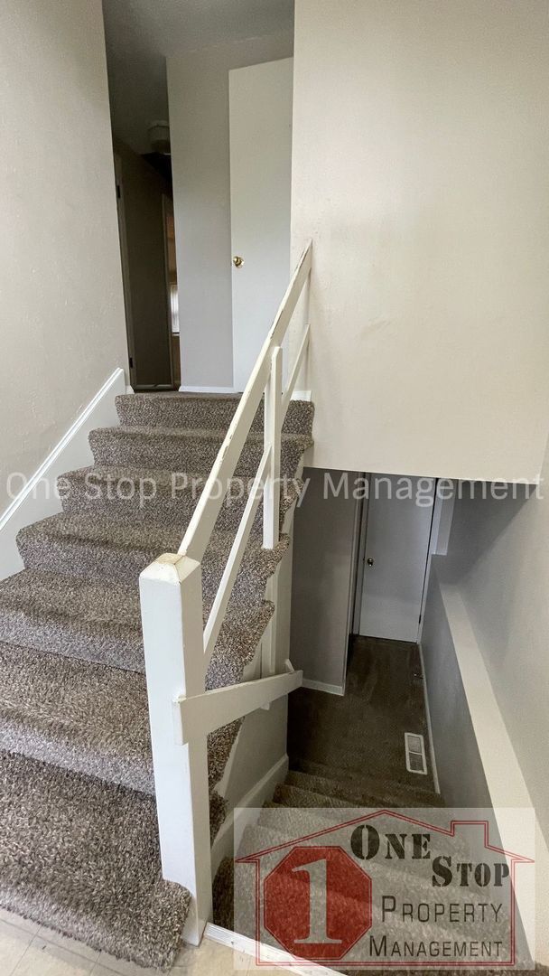 Building Photo - Split level 3 bedroom, 1.5 bathroom, and 1...
