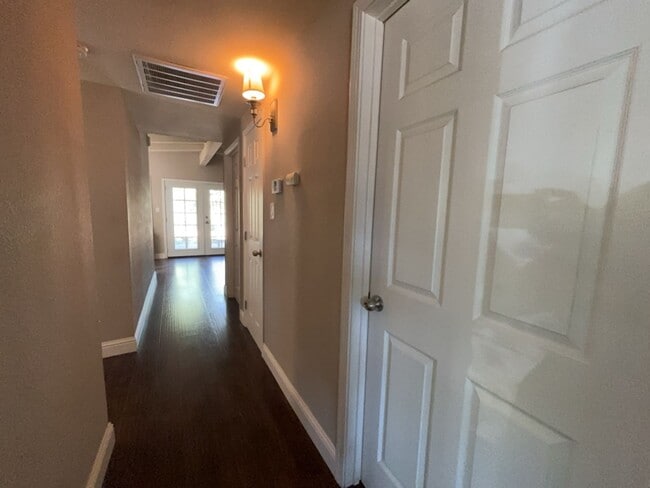 Building Photo - Updated 3 bedroom close to downtown and UC...