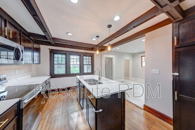 Building Photo - 110 N Riley Ave