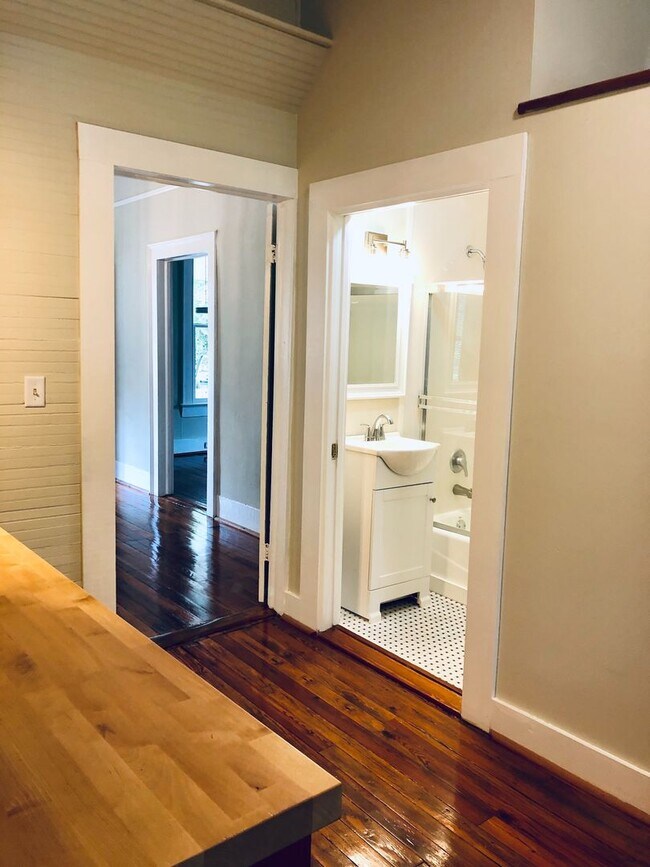 Building Photo - Plum Street-3 bedroom/2 bath home with large rocking chair front porch!