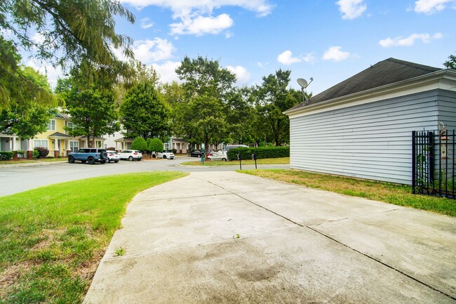 Building Photo - 3 Bedroom, 3.5 Bath in Wesley Heights!