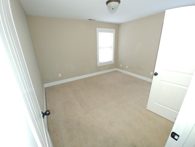 Building Photo - 2000 Rossburg Pl