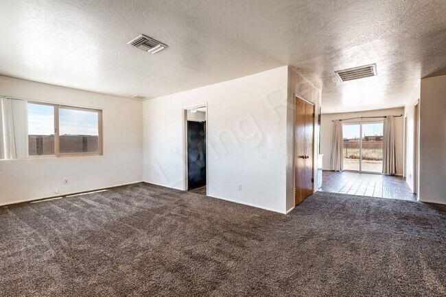 Building Photo - PET FRIENDLY HOME ON ONE ACRE