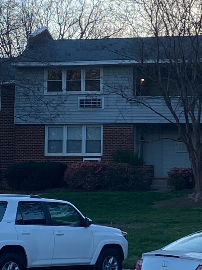 UPPER LEVEL UNIT - 703 Daniels St