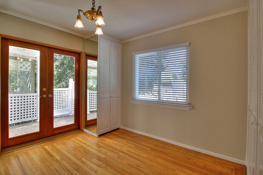 Building Photo - 884 Park Dr