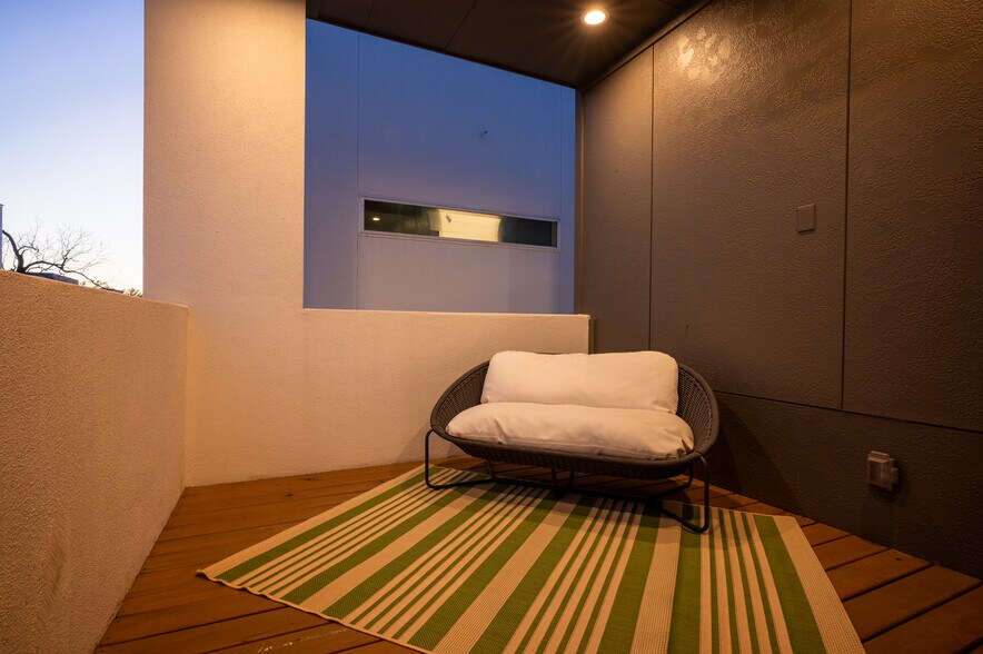 Building Photo - 917 Thompson St