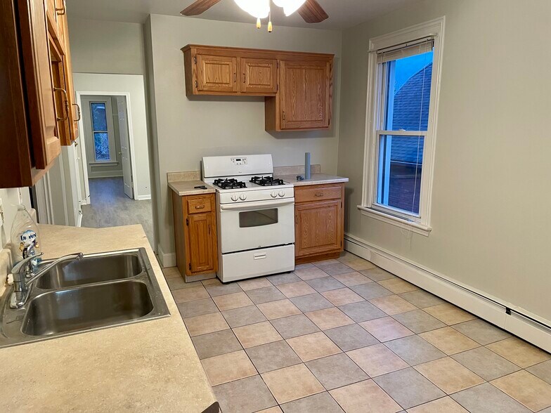 Building Photo - 93 Hungerford St