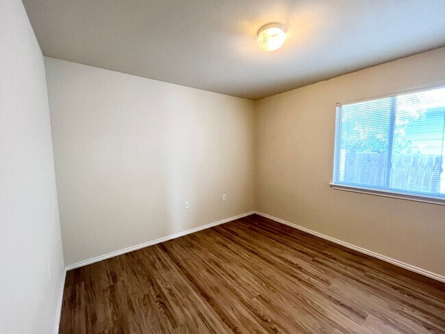 Building Photo - 4 bedroom, 2 bath, 1 story  home in Manor