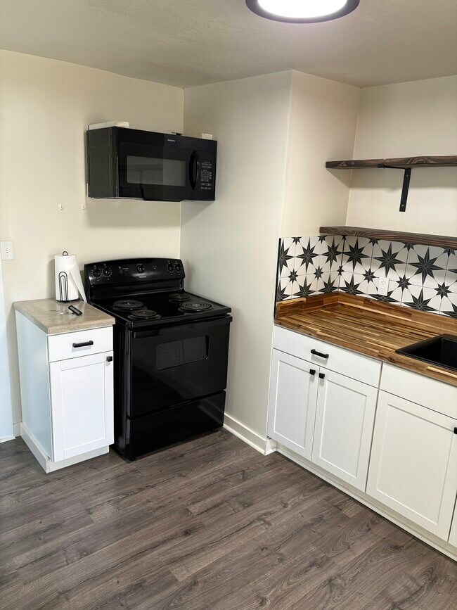 Building Photo - 1304 E Lincoln Ave