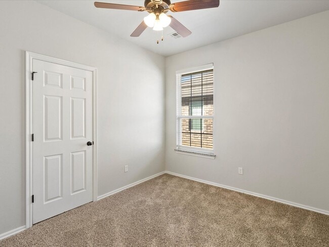 Building Photo - 3BR 2BA duplex with 2 car garage!!