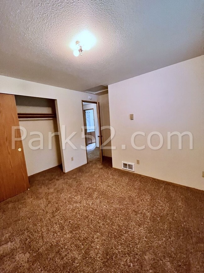 Building Photo - 2 Bedroom Puyallup Area Townhome