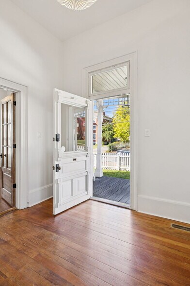 Building Photo - 911 S High St