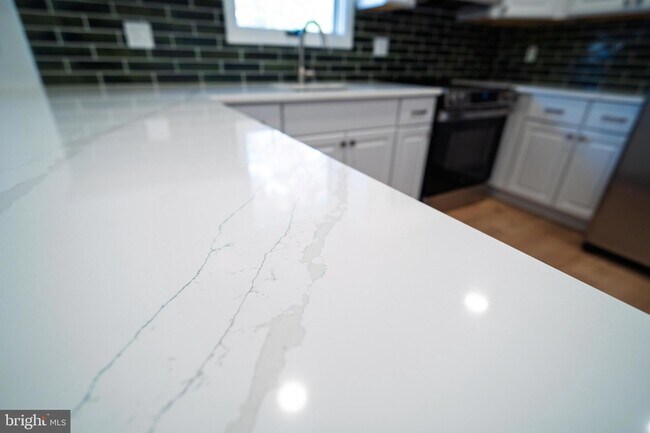 Building Photo - 218 Holly Ave