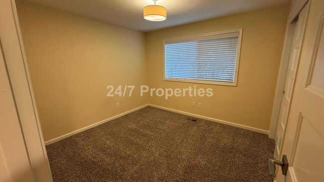 Building Photo - Spacious, Open-Concept 3 Bedroom West Linn Home
