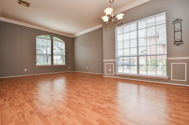 Building Photo - 4622 Forest Home Dr