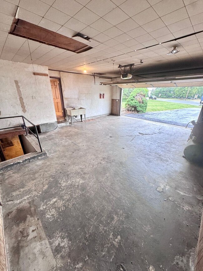 Building Photo - THREE BEDROOM RANCH HOME IN PARKLAND SCHOOL DISTRICT