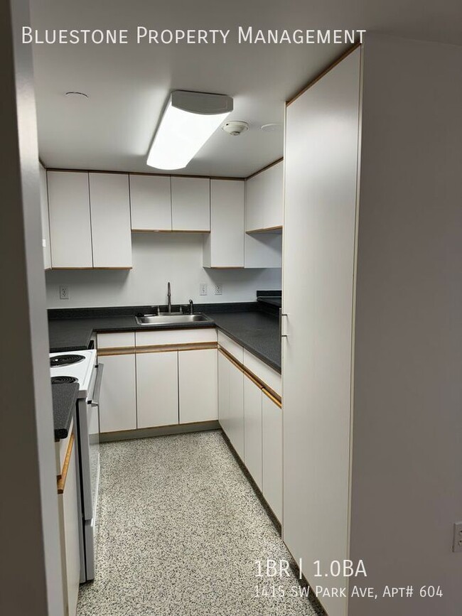 Building Photo - MOVE IN READY! Skylit 1 Bedroom on the Par...