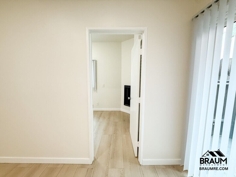 Building Photo - 11459 Collins St