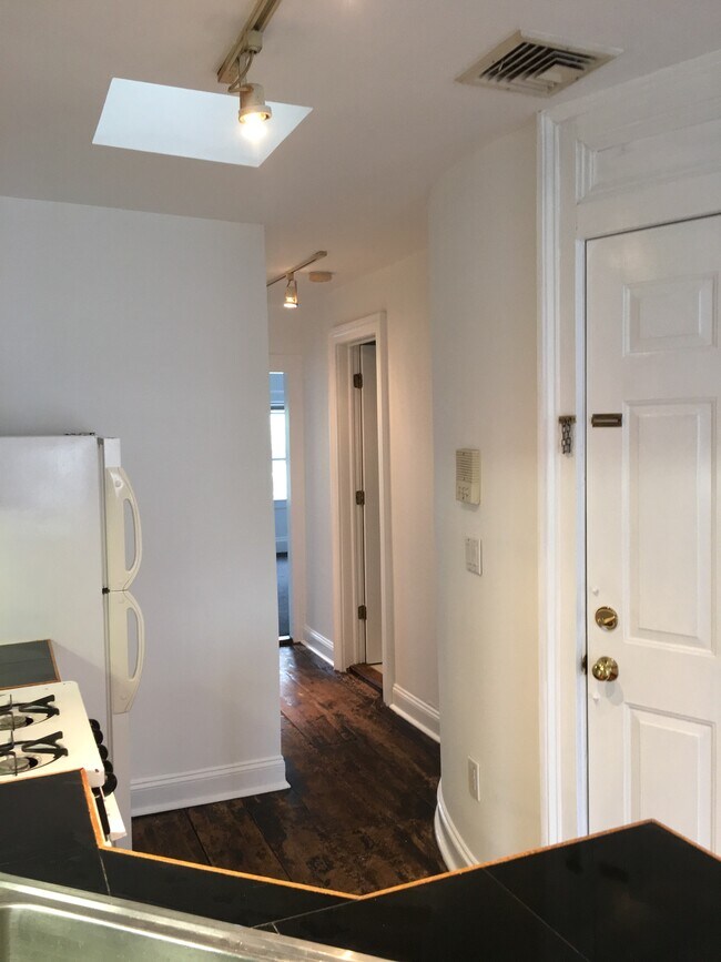 Building Photo - 146 Sussex St