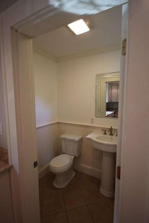 Building Photo - 30 Farmcrest Ave