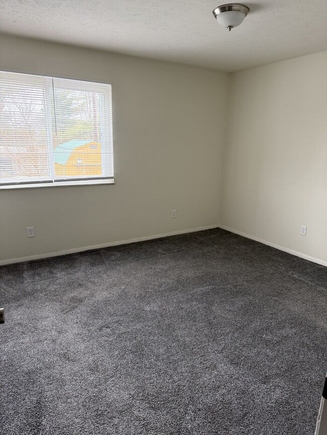 Building Photo - Now Leasing Renovated 1-Bedroom Apartment Homes at Parkway Apartments