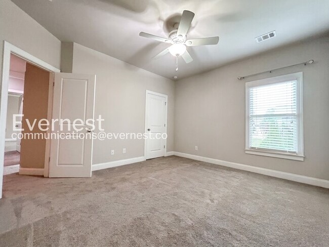 Building Photo - Spacious 5 Bed, 3 Bath Home with Fenced Yard and Garage / Pet Friendly / Available Now!