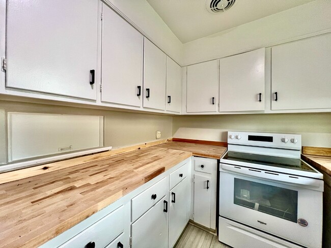 Building Photo - 3 BED CONDO IN PERFECT LOCATION!