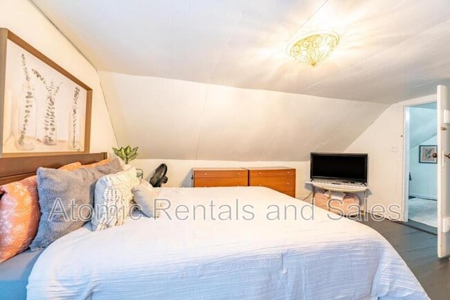 Building Photo - 714 E Jefferson St