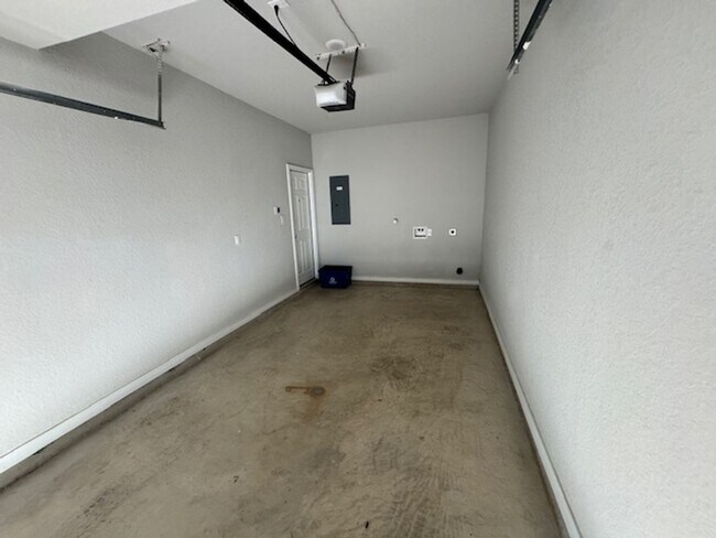 Building Photo - Elegant Townhome Ready for Move In - 3 BR 2.5 Bath - NE San Antonio (in Selma)