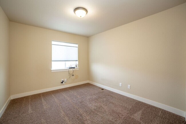 Building Photo - Bright & Spacious 3 Bed + Loft | 3-Car Garage in North Fort Collins
