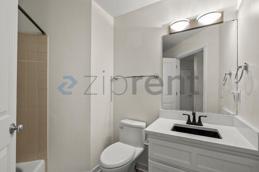 Building Photo - Unit 102