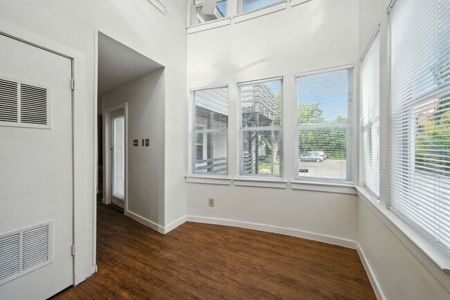 Building Photo - UT PRE-LEASE: 5 bed / 3 bath Remodeled Wes...