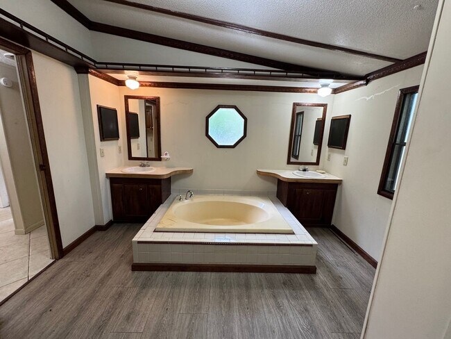Building Photo - Private 3/2.5 Home with bonus room- $1,595