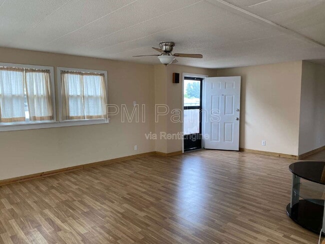 Building Photo - 2026 Shady Cove Dr