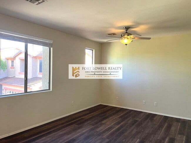 Building Photo - 3/2.5 2 car garage/washer/dryer/private yard