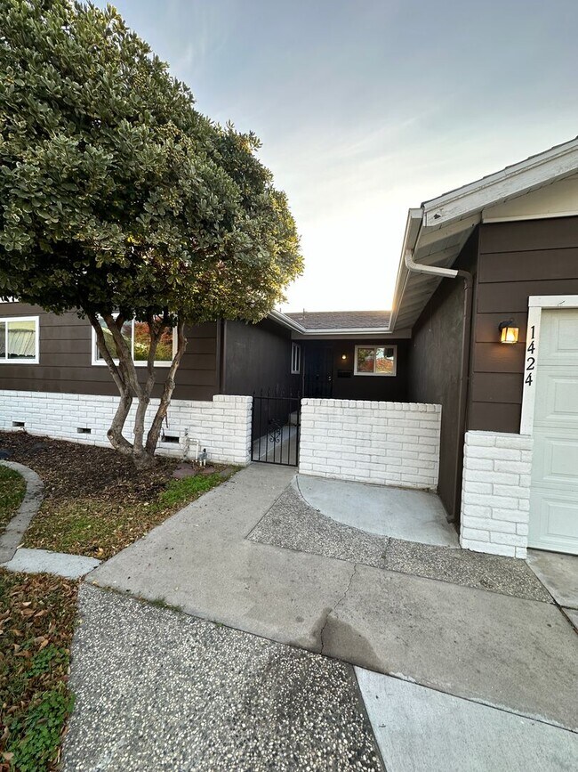 Building Photo - 1424 Kent Way